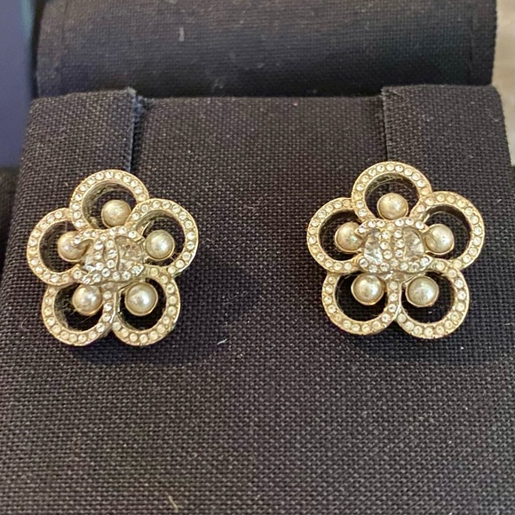 CHANEL CC BOUTON DE CAMÉLIA AJOURÉ STUD EARRINGS - Picture 1 of 7